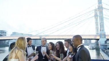  Şampanya içiyor arkadaşlar