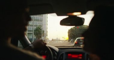  İki araba sonra bir öpücük paylaşmak