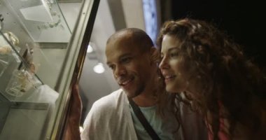 Çift pencere şehirde alışveriş