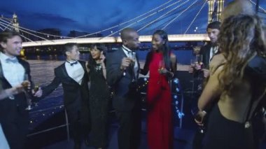 Tekne partisi şampanya içiyor arkadaşlar 