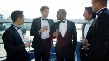 Erkek arkadaşlar resmi sosyal etkinlikte sohbet