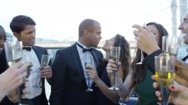  bir öpücük, partide çift payı