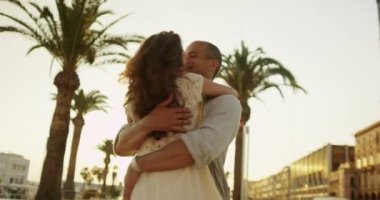 Çift öpücük paylaşmak