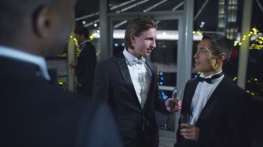 resmi sosyal etkinlikte sohbet arkadaşları