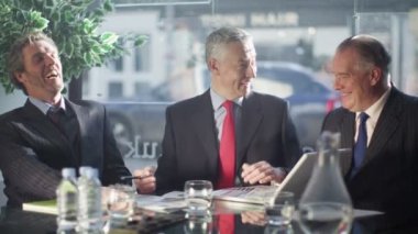 iş adamları iş karşılaşma içinde gülüyor