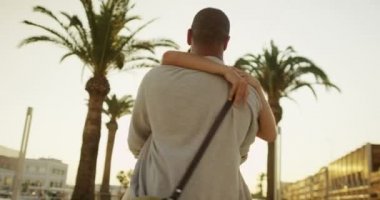 Çift öpücük paylaşmak