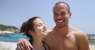 Kumsalda dinlenen bir çift.