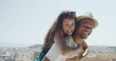  Çiftler dışarıda eğleniyor. 