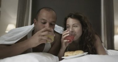 Çift yatak odasında rahatlatıcı