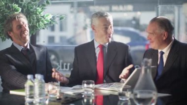 iş adamları iş karşılaşma içinde gülüyor