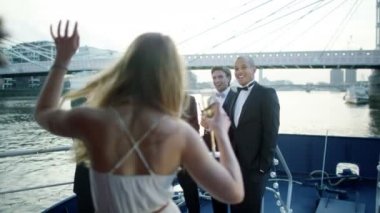  Şampanya içiyor arkadaşlar