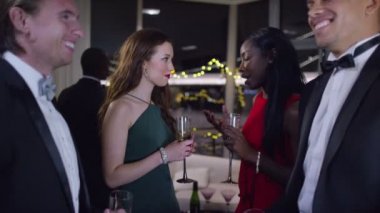 arkadaşlar sofistike partide