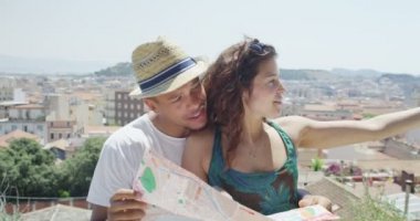  Haritaya bakan çift