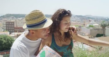  Haritaya bakan çift