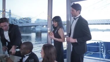  Şampanya içiyor arkadaşlar