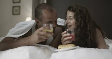 Çift yatak odasında rahatlatıcı