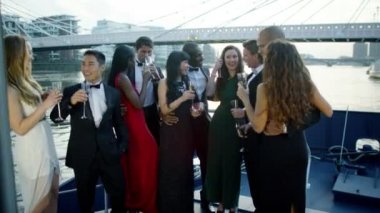 Şampanya içiyor arkadaşlar