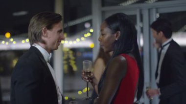 Çift göz alıcı partide sohbet