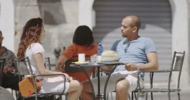 Kafede chat yapan Çift