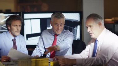 Mimarlar bir bina projeyi tartışmak