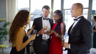  Şampanya içiyor arkadaşlar 