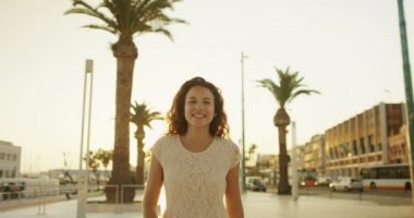 kadın bir öpücük kameraya darbeler