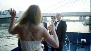 Şampanya içiyor arkadaşlar