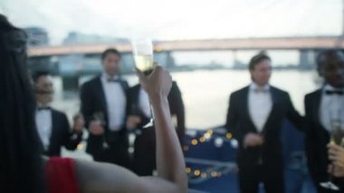  Şampanya içiyor arkadaşlar