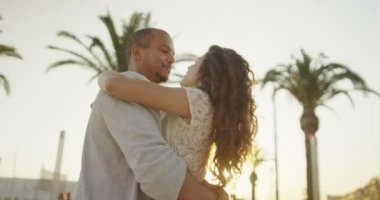 Çift öpücük paylaşmak