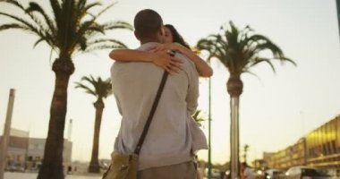 Çift öpücük paylaşmak