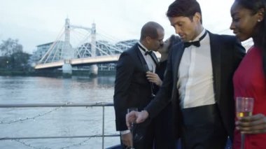 Güvertede çift öpücük