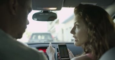 Cep telefonu kullanan çift