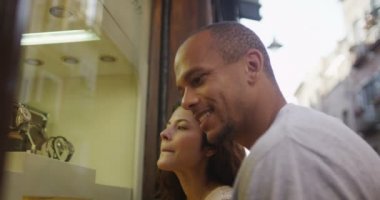 Çift pencere şehirde alışveriş