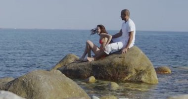 Çift sahilde rahatlatıcı