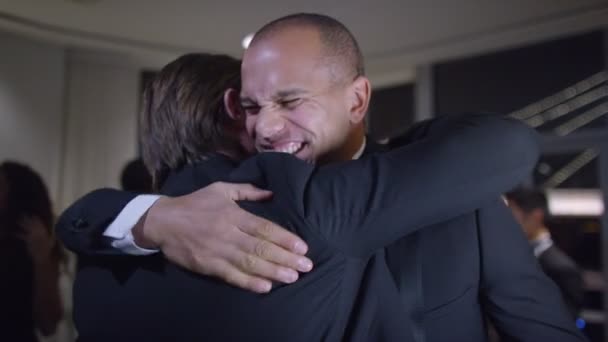 Amigos em festa sofisticada — Vídeo de Stock