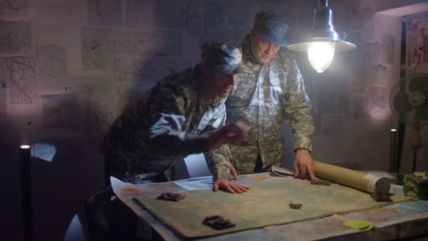 Военные обсуждают стратегию ведения боя — стоковое видео