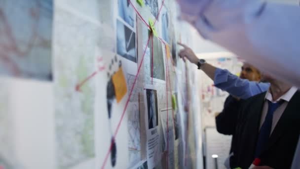 Detectives trabajando en la sala de incidentes — Vídeos de Stock