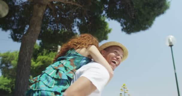 Casal se divertindo ao ar livre — Vídeo de Stock