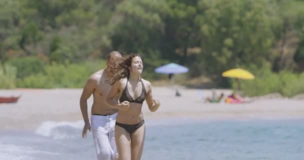 Couple relaxing at the beach — Stock Video