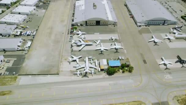 Flugzeuge und Flughafengebäude — Stockvideo