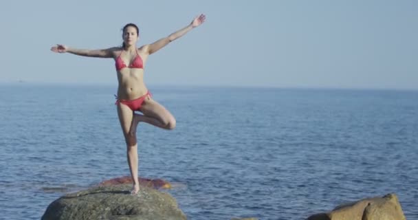 Mujer haciendo yoga — Vídeos de Stock