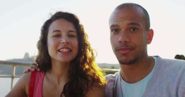 Attrayant jeune couple en vacances — Video