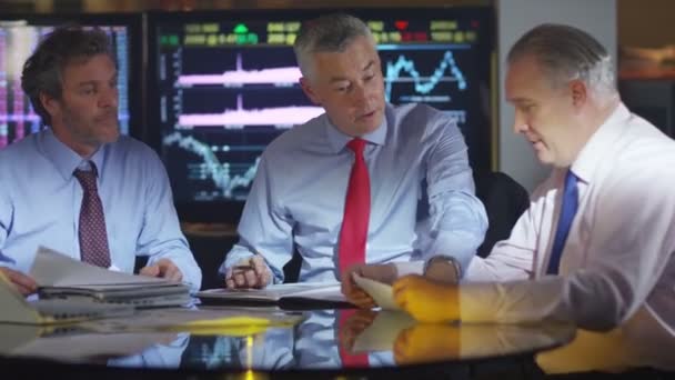 Patrząc na rynkach światowych brokerów — Wideo stockowe