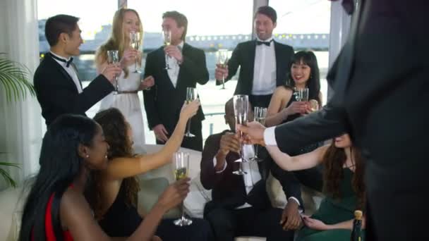 Elegante Freunde, die Champagner trinken — Stockvideo