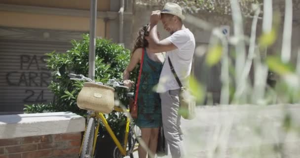 カップルが路上でキスpár líbání na ulici — ストック動画