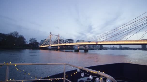 De Albert-brug in de schemering, Londen — Stockvideo