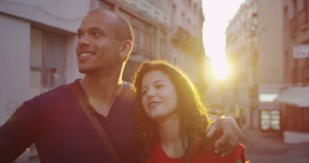 Casal em uma cidade italiana ao pôr do sol — Vídeo de Stock