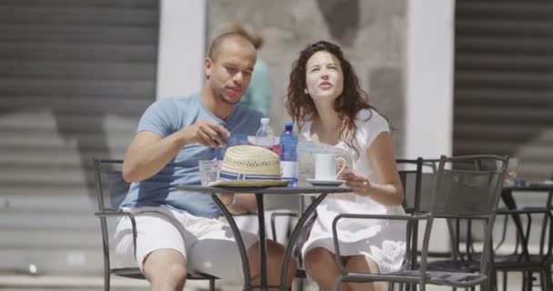 Pareja mirando el mapa en la cafetería — Vídeo de stock