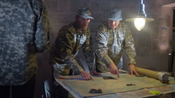Oficiales militares discutiendo estrategia de batalla — Vídeos de Stock