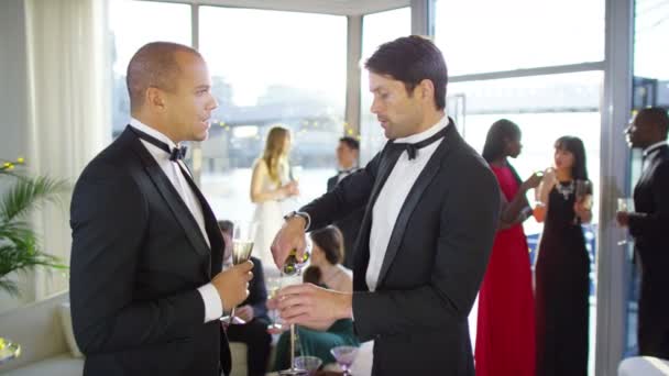 Amigos charlando en la fiesta en barco — Vídeos de Stock